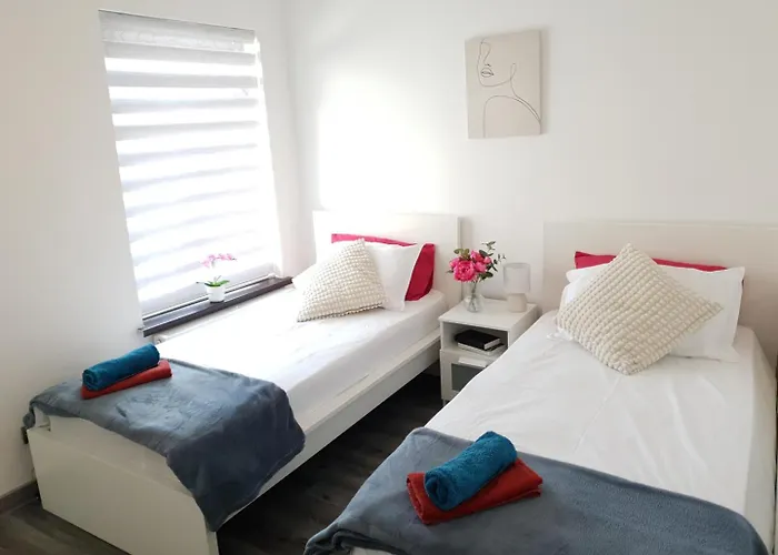 A50 Apartments Stoke - 3 Bedrooms - 3 Bathrooms Incl 2 Ensuites House