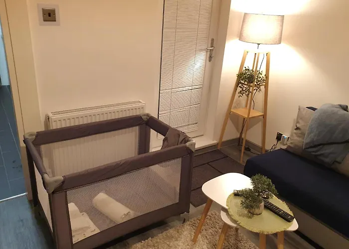 A50 Apartments Stoke - 3 Bedrooms - 3 Bathrooms Incl 2 Ensuites House