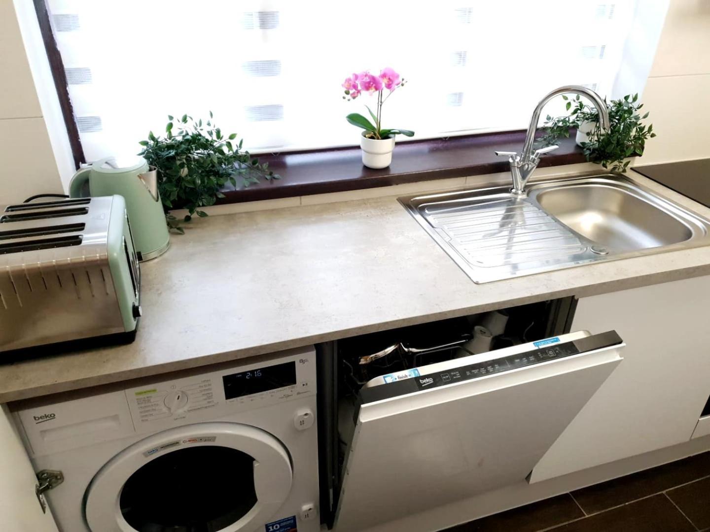 A50 - 3 Bedrooms - 3 Bathrooms Incl 2 Ensuites House Stoke-on-Trent