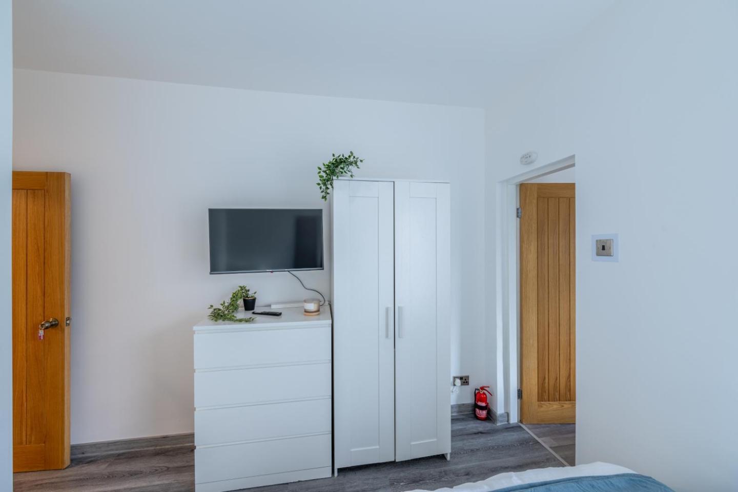 A50 - 3 Bedrooms - 3 Bathrooms Incl 2 Ensuites House * Stoke-on-Trent