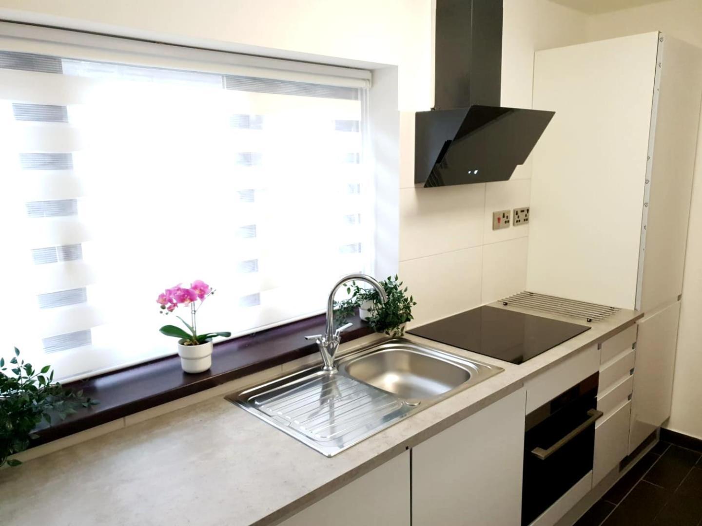 A50 - 3 Bedrooms - 3 Bathrooms Incl 2 Ensuites House Apartment *